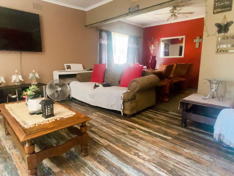 Corner stand property in Three Rivers - Photo 9