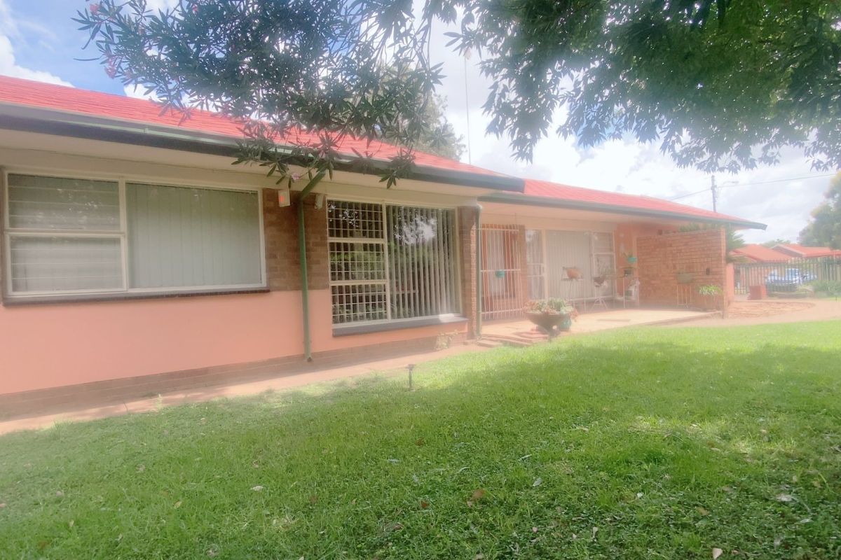 Desirable area, four bedroom home in Risiville - Photo 2