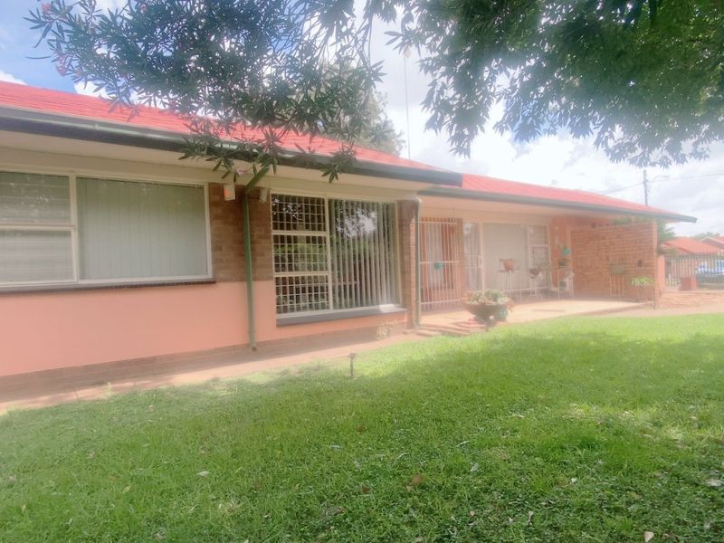 Desirable area, four bedroom home in Risiville - Photo 2