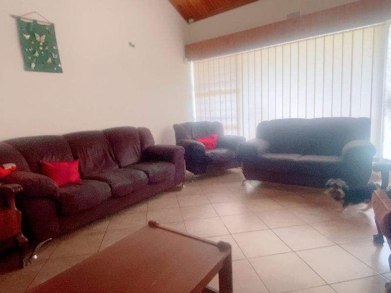 Desirable area, four bedroom home in Risiville - Photo 10