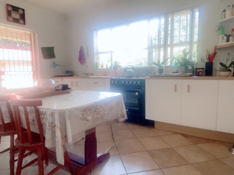 Desirable area, four bedroom home in Risiville - Photo 6