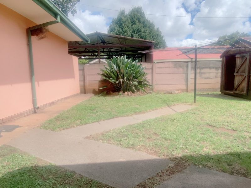 Desirable area, four bedroom home in Risiville - Photo 5