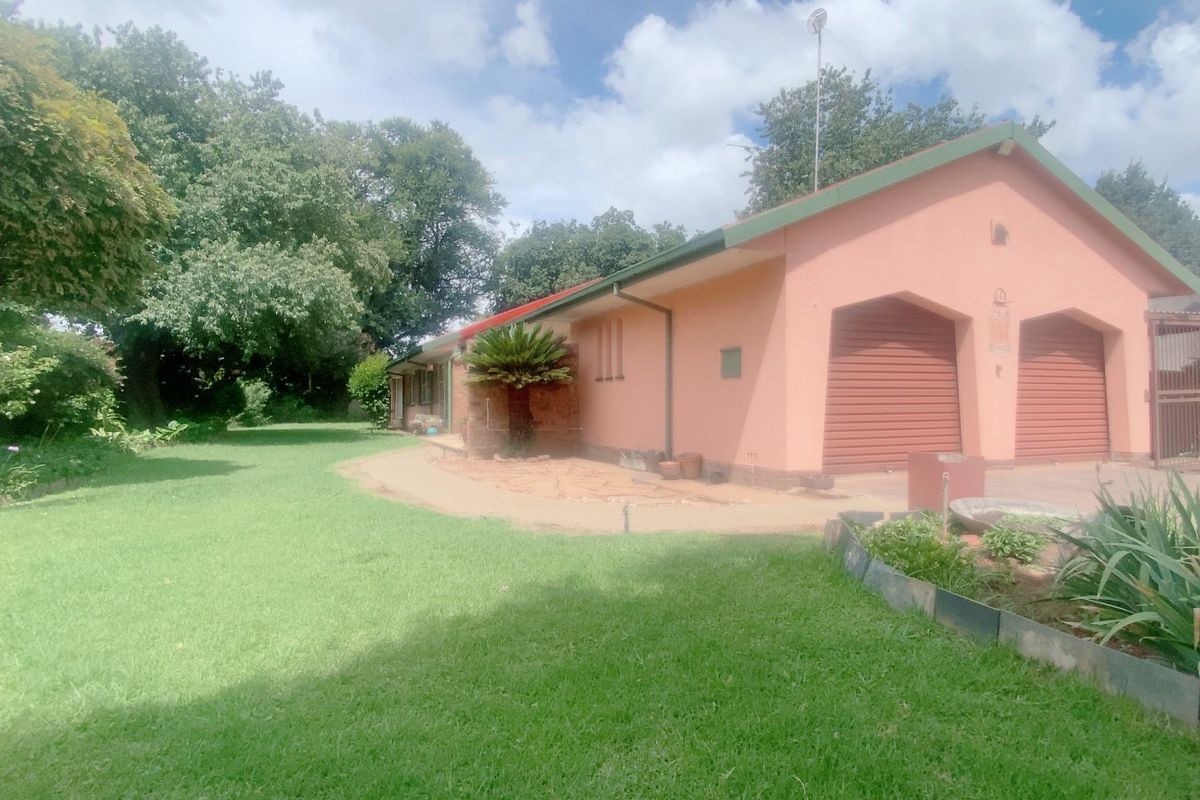 Desirable area, four bedroom home in Risiville - Photo 3