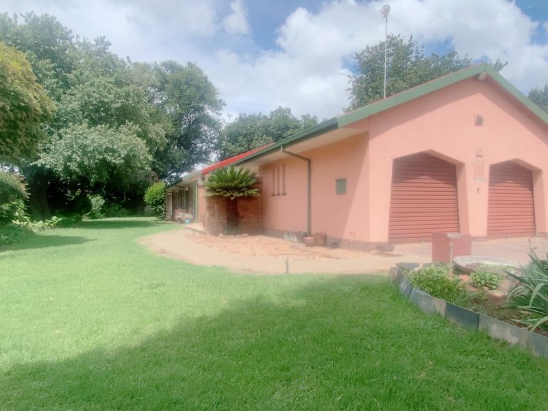 Desirable area, four bedroom home in Risiville - Photo 3