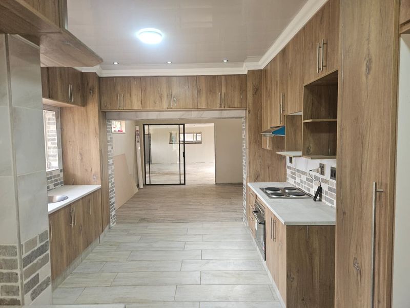 Elegant 4-Bedroom Home in Three Rivers - Photo 6