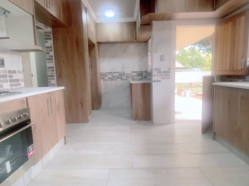 Elegant 4-Bedroom Home in Three Rivers - Photo 7