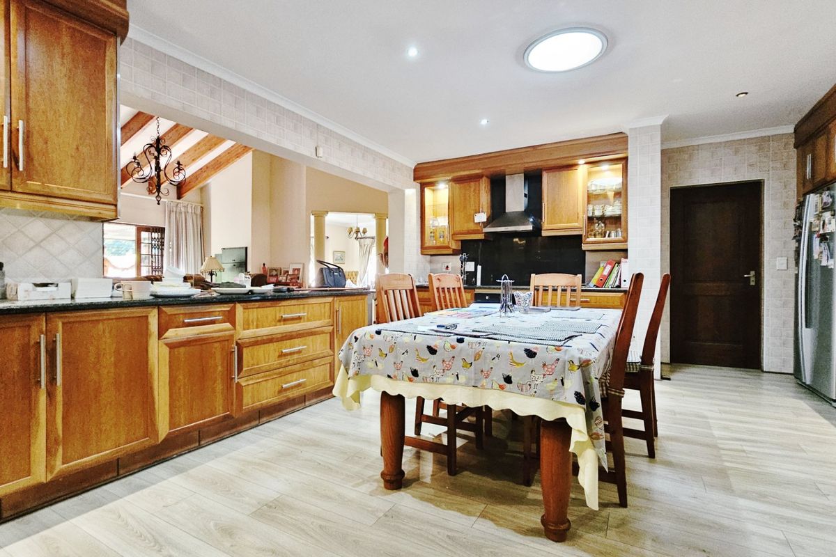 Four bedroom townhouse in Three Rivers Proper - Photo 3