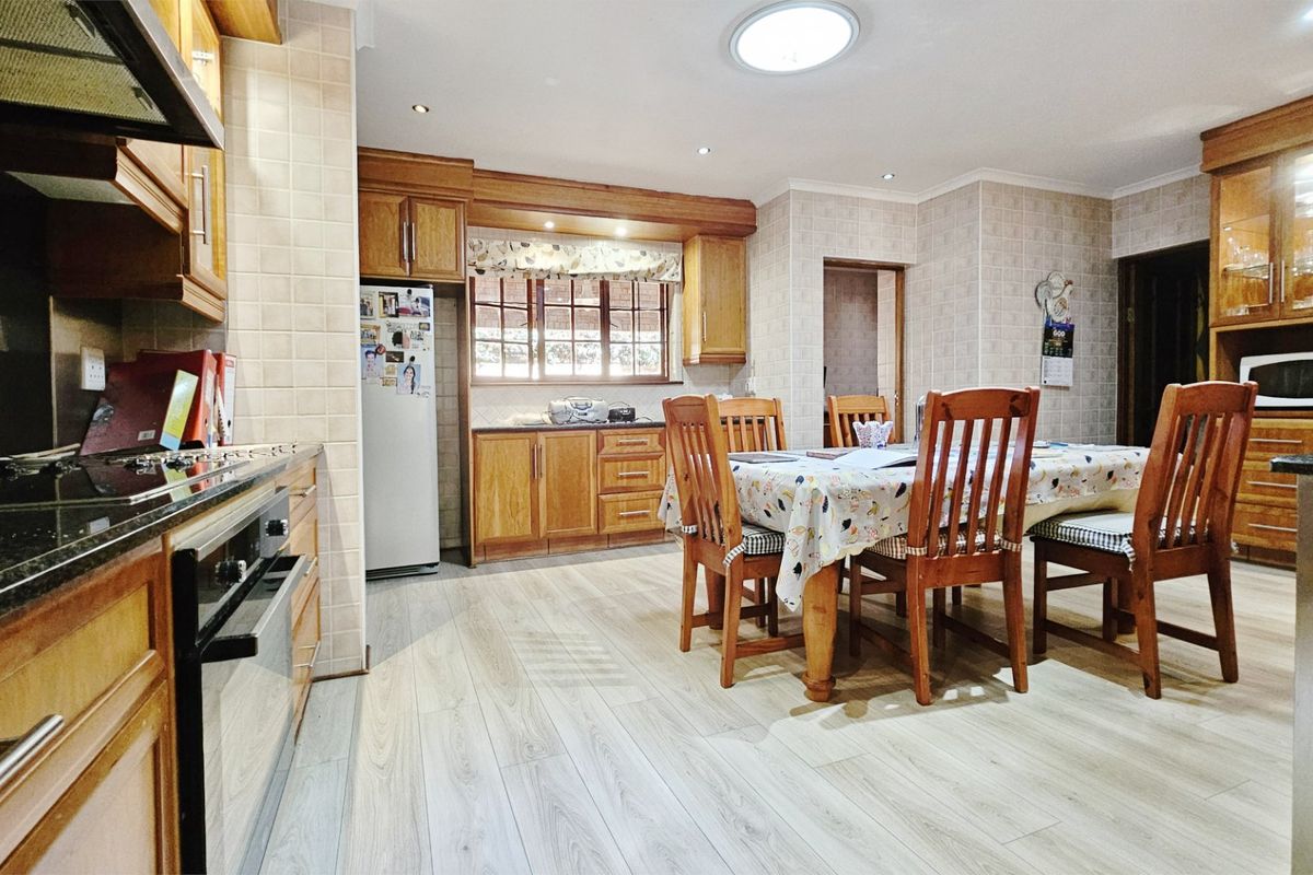 Four bedroom townhouse in Three Rivers Proper - Photo 5