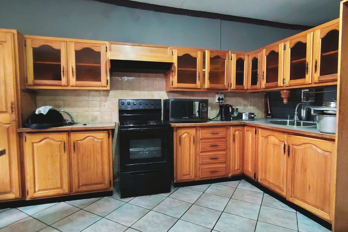 Enormous Family Home – Ideal for Entertainers - Photo 4