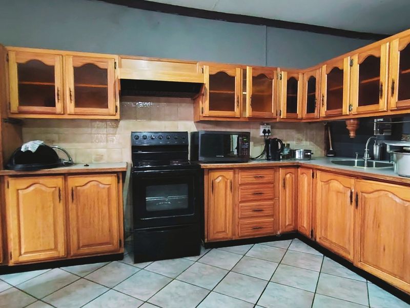 Enormous Family Home – Ideal for Entertainers - Photo 4