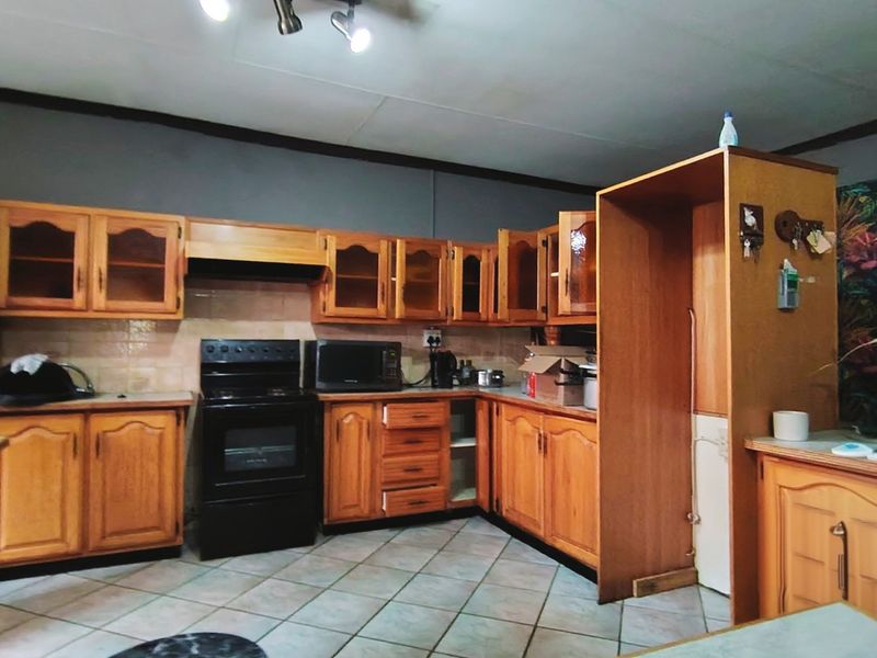 Enormous Family Home – Ideal for Entertainers - Photo 9