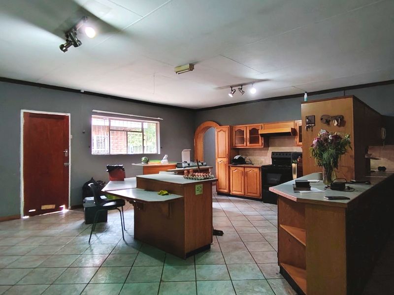 Enormous Family Home – Ideal for Entertainers - Photo 8