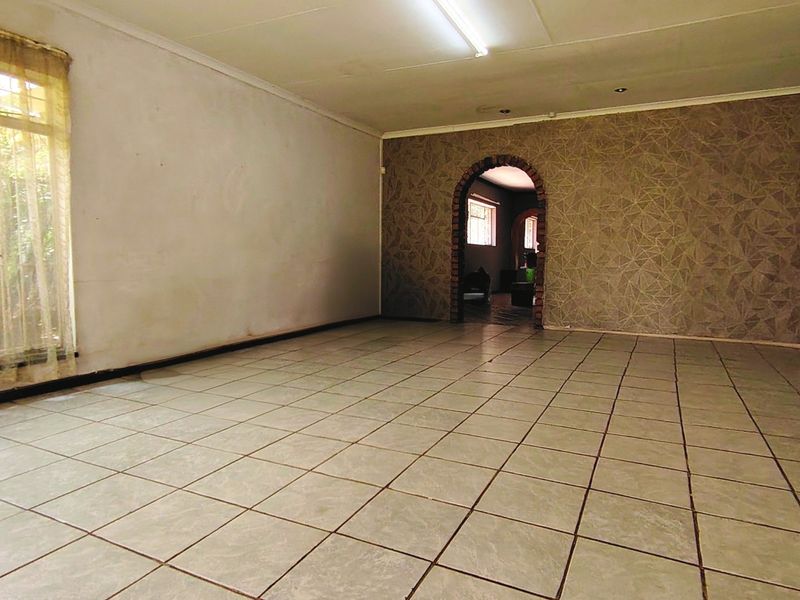 Enormous Family Home – Ideal for Entertainers - Photo 6