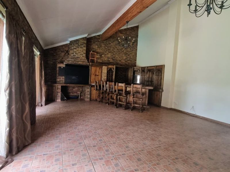 Elegant Face Brick Family Home with Exceptional Amenities. - Photo 5