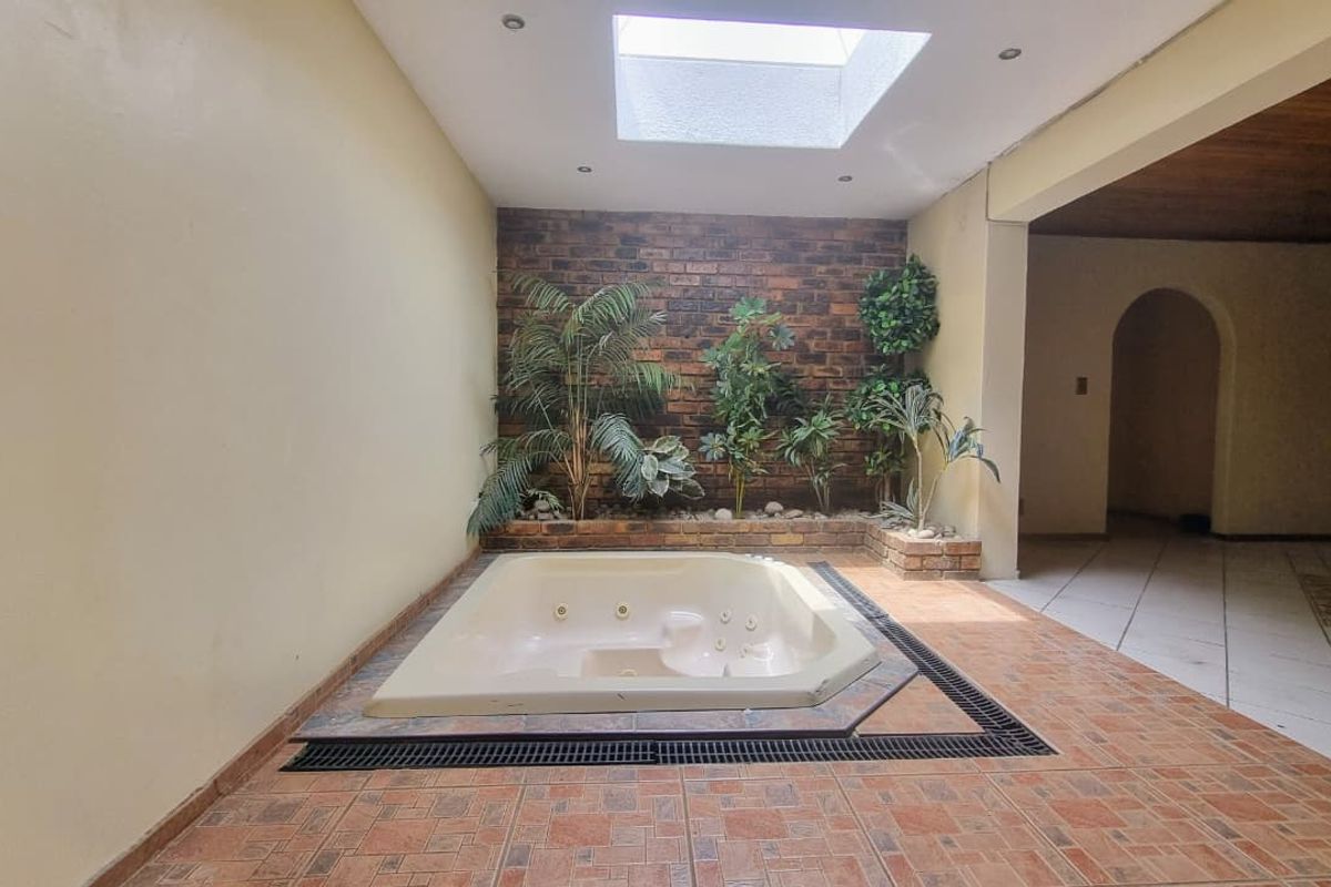 Elegant Face Brick Family Home with Exceptional Amenities. - Photo 3