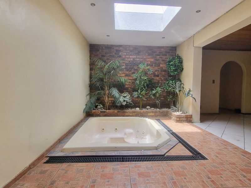 Elegant Face Brick Family Home with Exceptional Amenities. - Photo 3