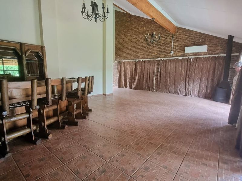 Elegant Face Brick Family Home with Exceptional Amenities. - Photo 4