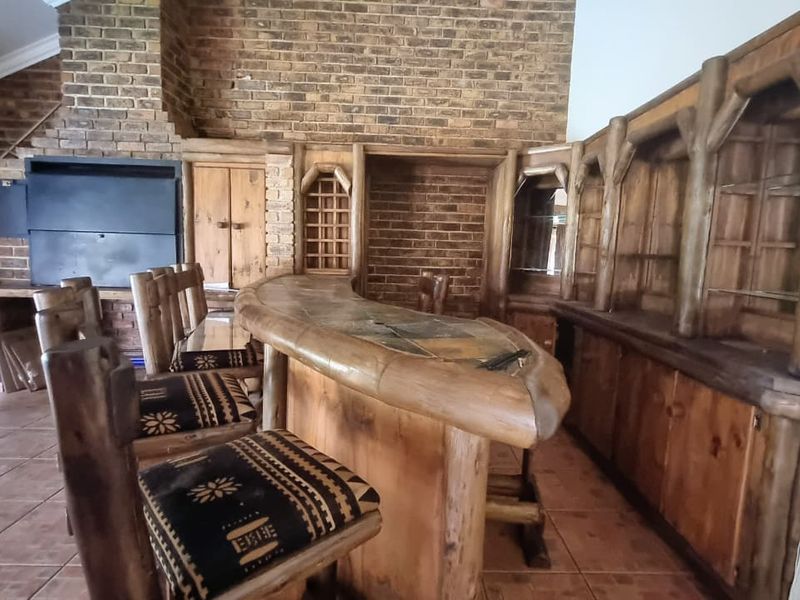 Elegant Face Brick Family Home with Exceptional Amenities. - Photo 2