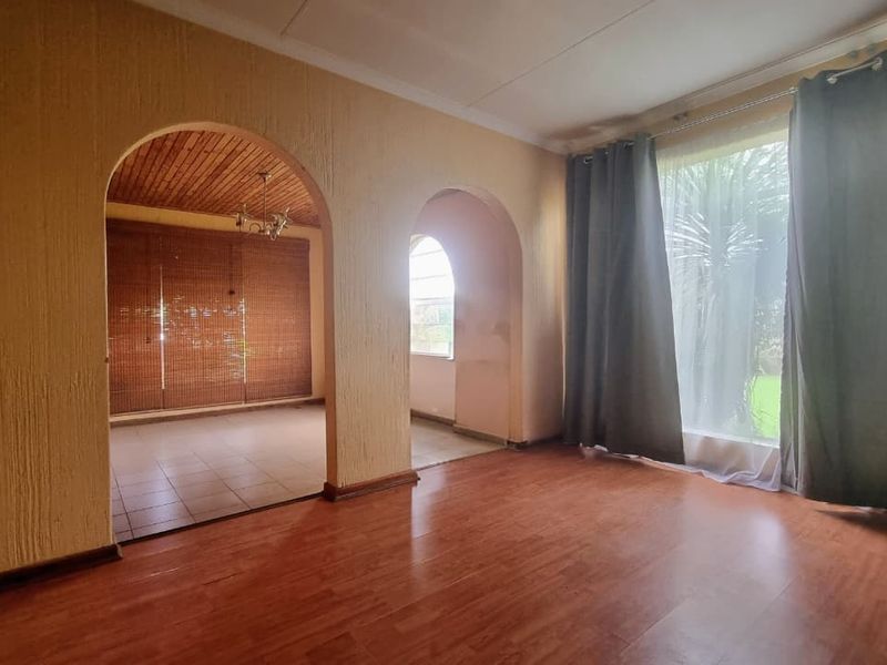 Elegant Face Brick Family Home with Exceptional Amenities. - Photo 10