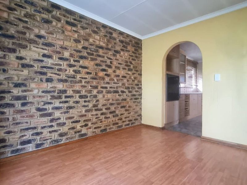 Elegant Face Brick Family Home with Exceptional Amenities. - Photo 9