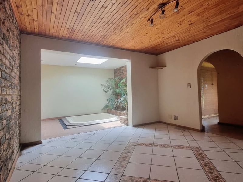 Elegant Face Brick Family Home with Exceptional Amenities. - Photo 8