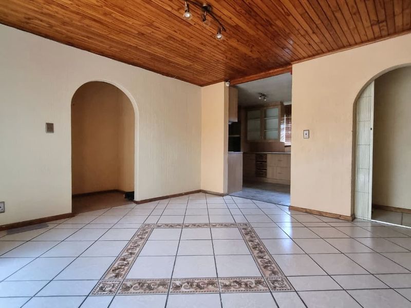 Elegant Face Brick Family Home with Exceptional Amenities. - Photo 7