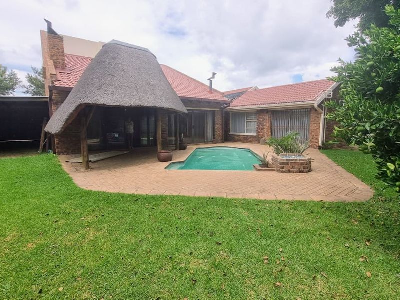 Elegant Face Brick Family Home with Exceptional Amenities. - Photo 6