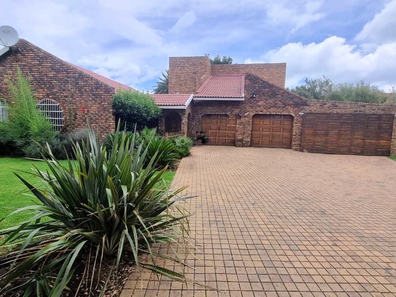 Elegant Face Brick Family Home with Exceptional Amenities. - Photo 1