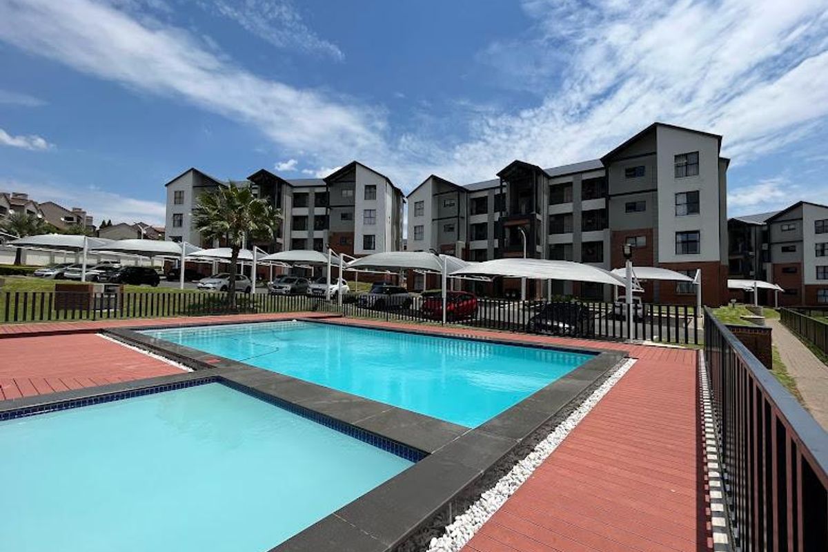 Spacious 3 bedroom 2 bathroom Ground Floor Townhouse - Photo 2