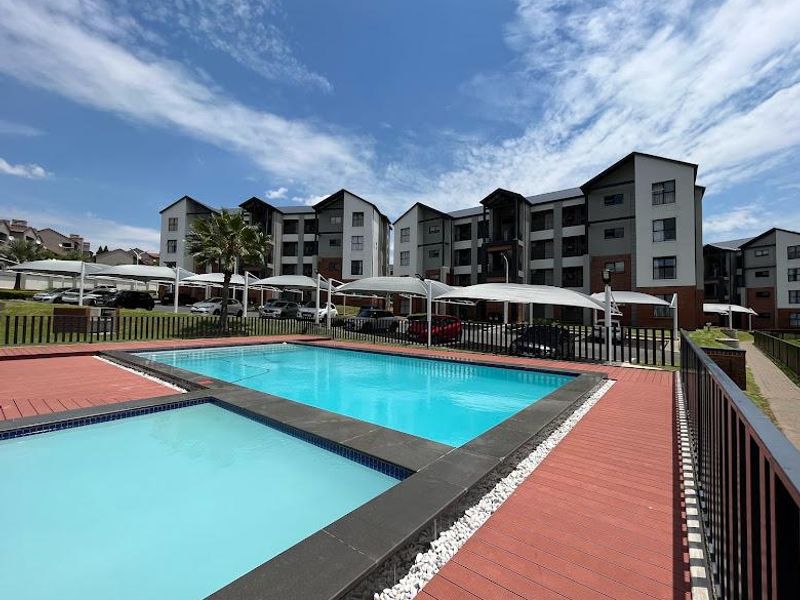 Spacious 3 bedroom 2 bathroom Ground Floor Townhouse - Photo 2