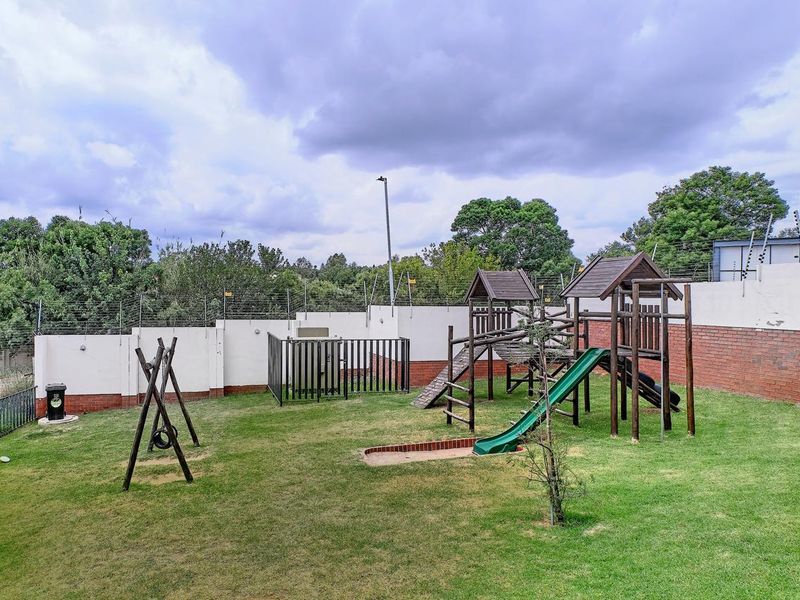 Spacious 3 bedroom 2 bathroom Ground Floor Townhouse - Photo 7