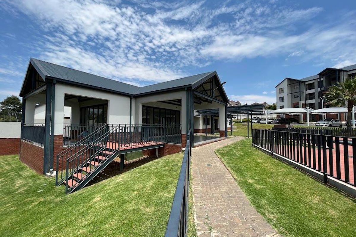 Spacious 3 bedroom 2 bathroom Ground Floor Townhouse - Photo 3