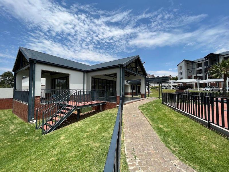 Spacious 3 bedroom 2 bathroom Ground Floor Townhouse - Photo 3