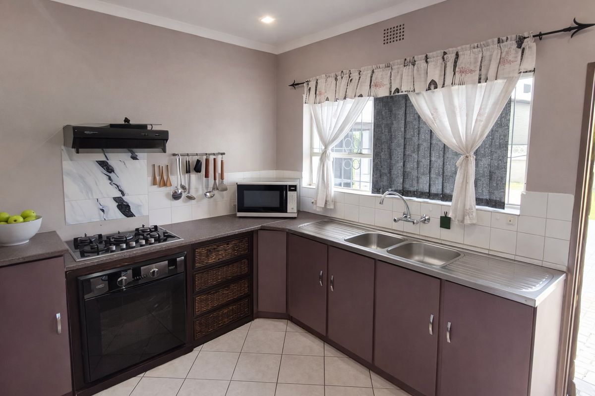 Perfectly Located Family Home Within Walking Distance of Schools and the Shopping Centre - Photo 5