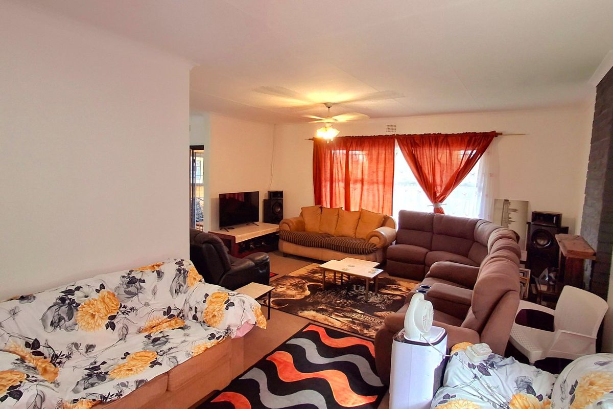 Perfectly Located Family Home Within Walking Distance of Schools and the Shopping Centre - Photo 4