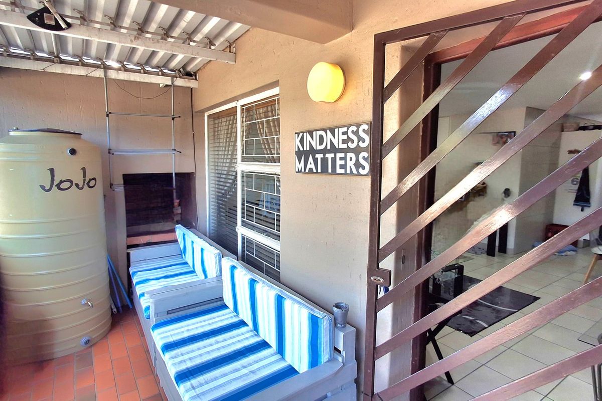 "Stunning 2 Bedroom town house in a security complex   - Photo 4