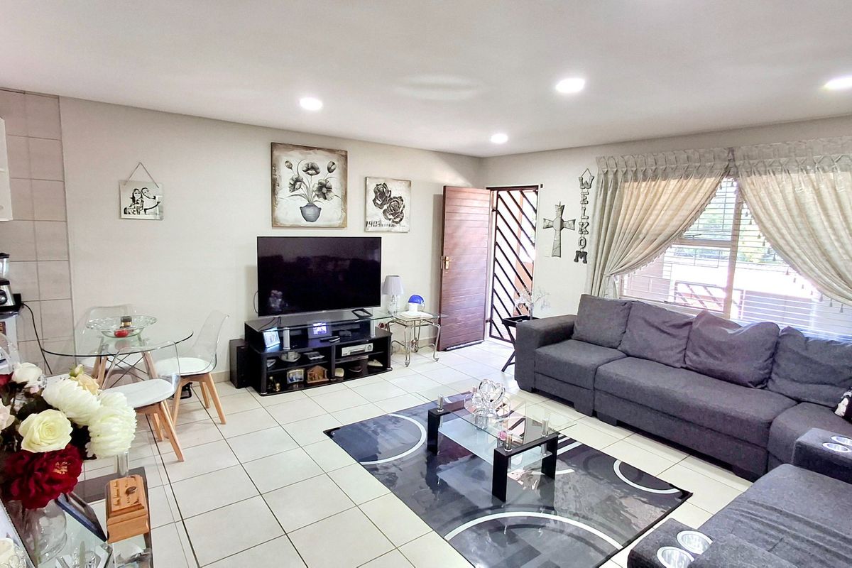 "Stunning 2 Bedroom town house in a security complex   - Photo 5