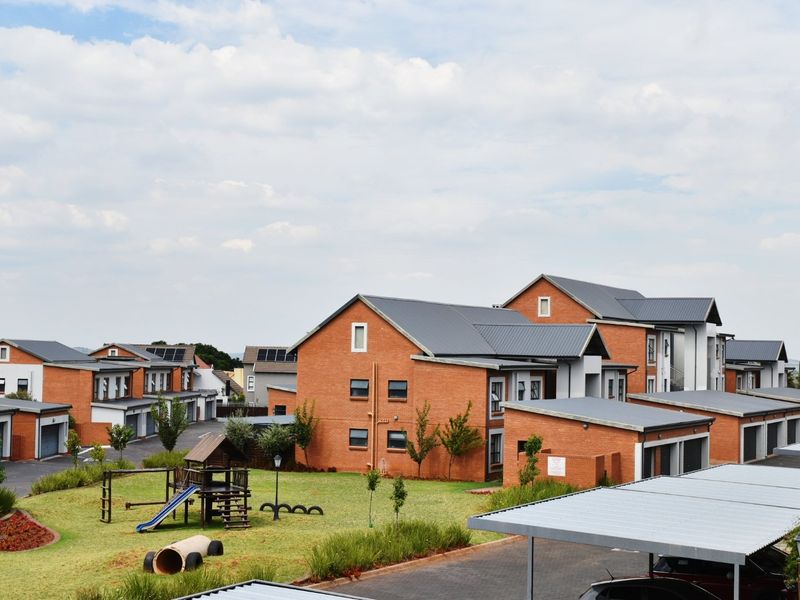 Look no further, 3 bed 2 bath double garage in Golden Fields Estate - Photo 4