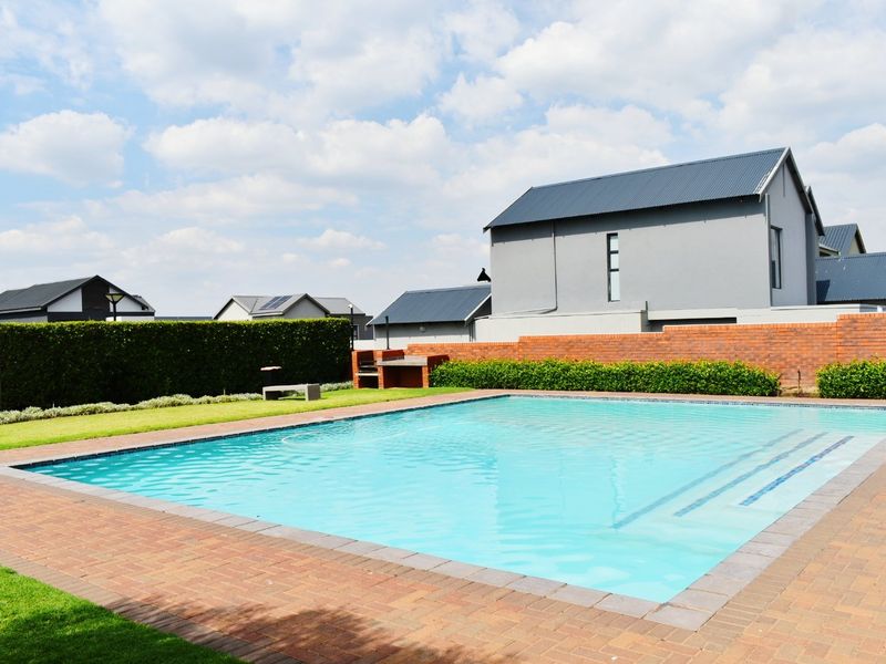 Look no further, 3 bed 2 bath double garage in Golden Fields Estate - Photo 5