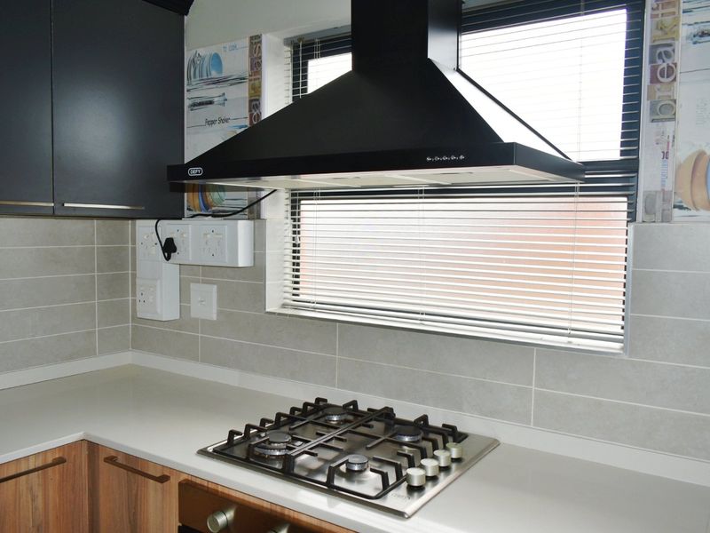 Look no further, 3 bed 2 bath double garage in Golden Fields Estate - Photo 2