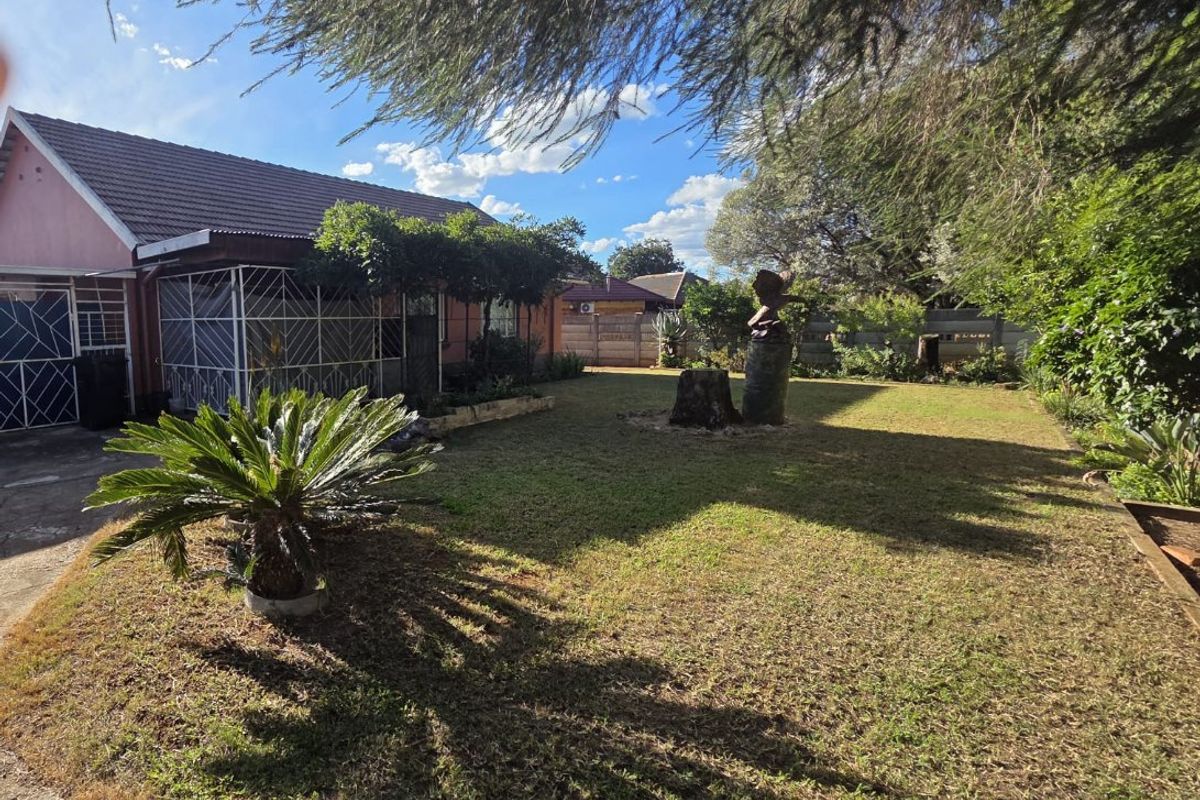 Spacious 3-Bedroom Home with Flatlet & Large Erf – Great Investment Opportunity! - Photo 2