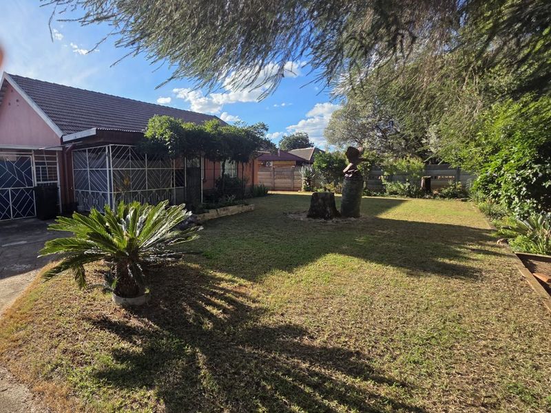 Spacious 3-Bedroom Home with Flatlet & Large Erf – Great Investment Opportunity! - Photo 2