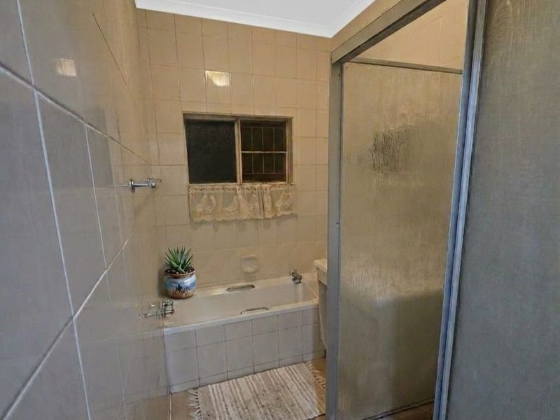 Spacious 3-Bedroom Home with Flatlet & Large Erf – Great Investment Opportunity! - Photo 9