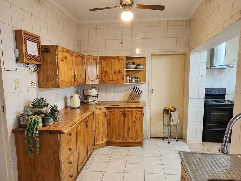 Spacious 3-Bedroom Home with Flatlet & Large Erf – Great Investment Opportunity! - Photo 4