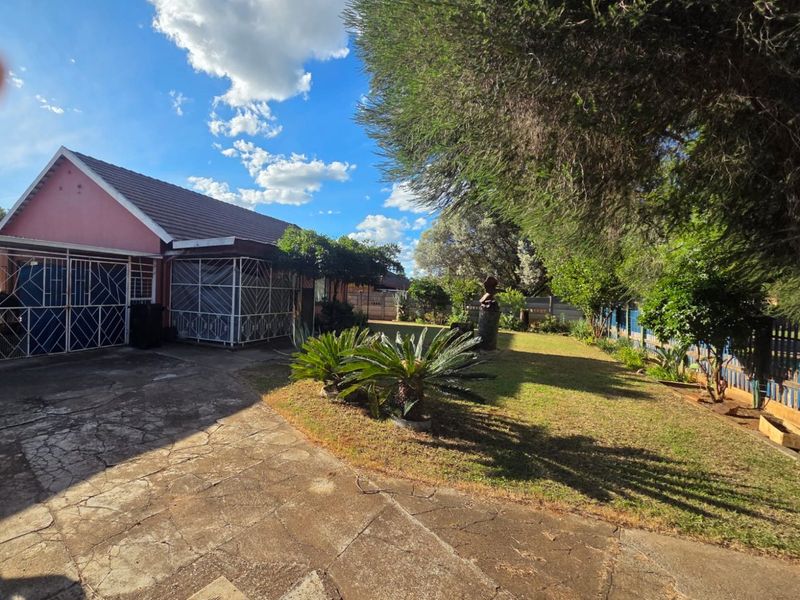 Spacious 3-Bedroom Home with Flatlet & Large Erf – Great Investment Opportunity! - Photo 1