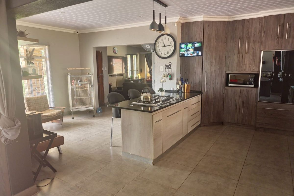 Charming 3-Bedroom Family Home – Move-In Ready! - Photo 4