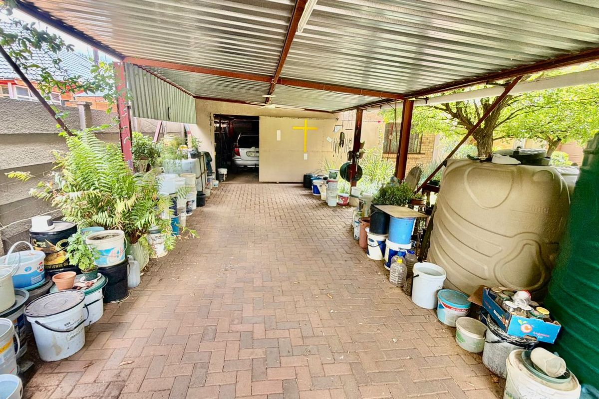 Spacious Family Home with Lush Garden, Workshop & Versatile Living Space - Photo 2