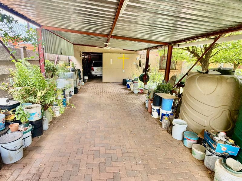 Spacious Family Home with Lush Garden, Workshop & Versatile Living Space - Photo 2