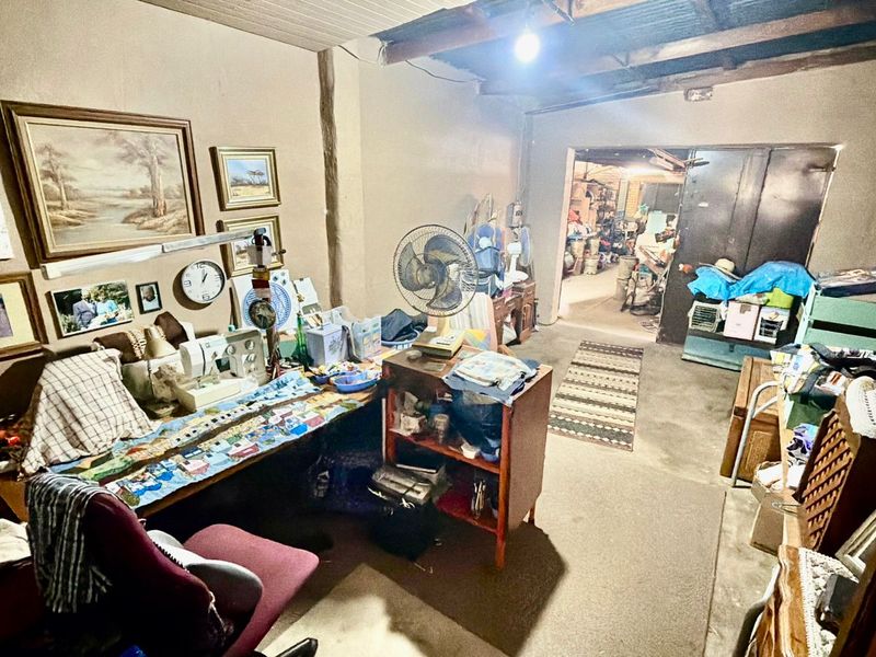 Spacious Family Home with Lush Garden, Workshop & Versatile Living Space - Photo 9