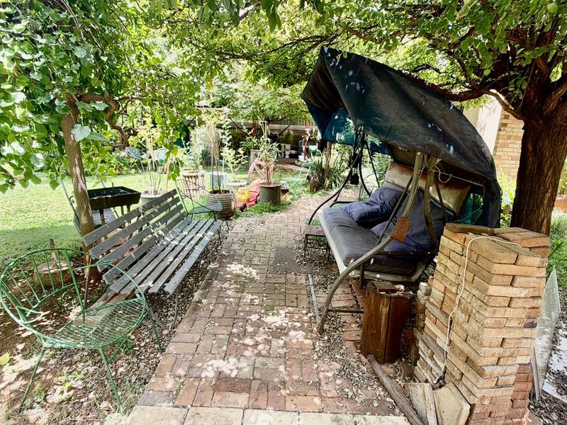 Spacious Family Home with Lush Garden, Workshop & Versatile Living Space - Photo 6